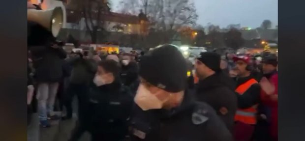 Hinterhältiger Angriff durch Polizisten (Nachtrag Erfurt) - Merkels Schlägertrupps